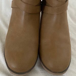 The children’s place buckle heel booties - color chestnut size 6
